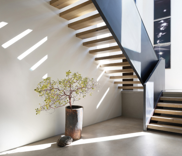 Tangga dengan desain artistik dan minimalis